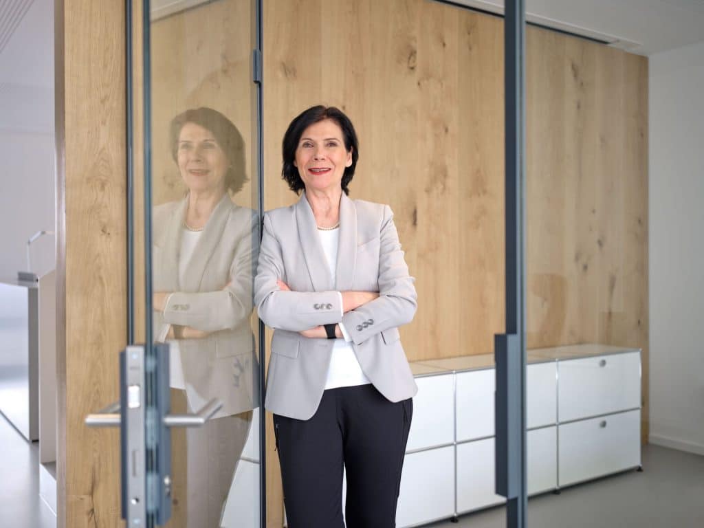 Dr Renate Muertz-Weiss stehend