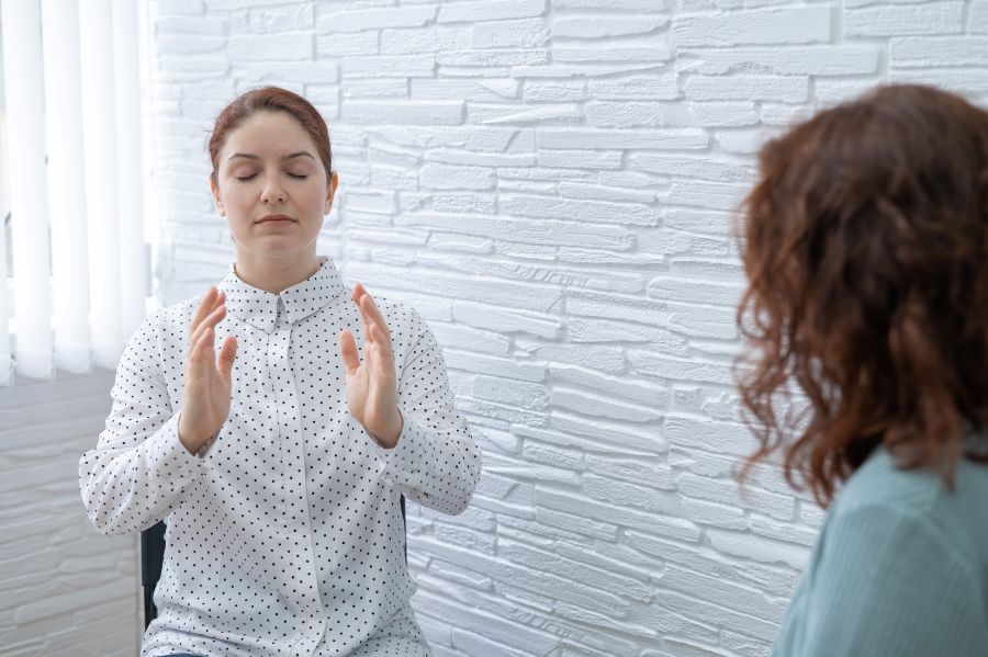 Frau stehend in leichter Hypnose